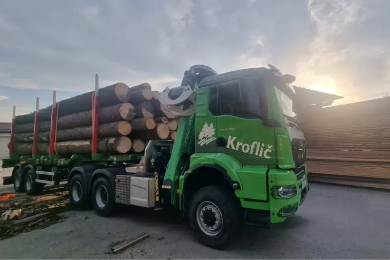 Kroflič-Rundholz-Lkw auf dem Betriebsgelände
