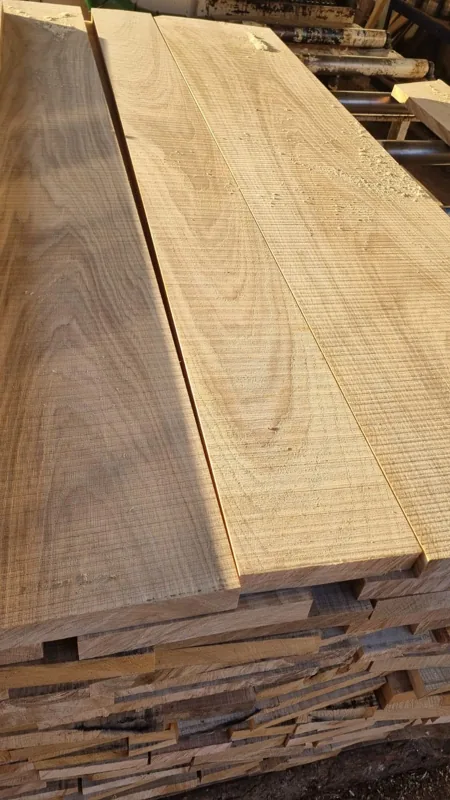Naravna struktura robljenih hrastovih desk